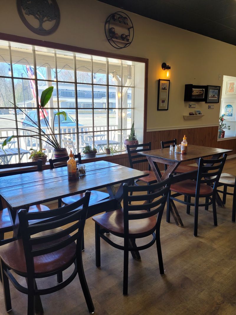 A Small Connecticut Cafe Quietly Serving Some Of The Best Comfort Food Around - Decor Hint Cozy Spaces That Feel Like Home