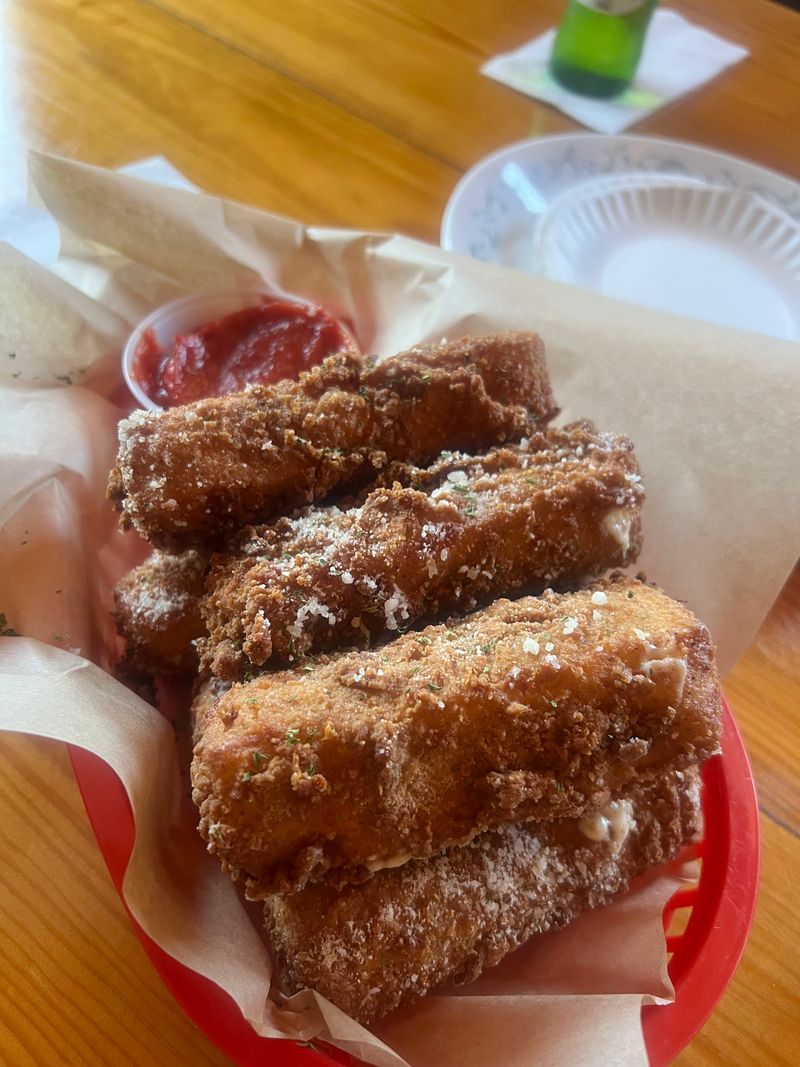 This Hidden Northern Wisconsin Pizzeria Is So Good Folks Drive Three Hours Just For A Slice - Decor Hint Log Bites And Mozzarella Worth Sharing