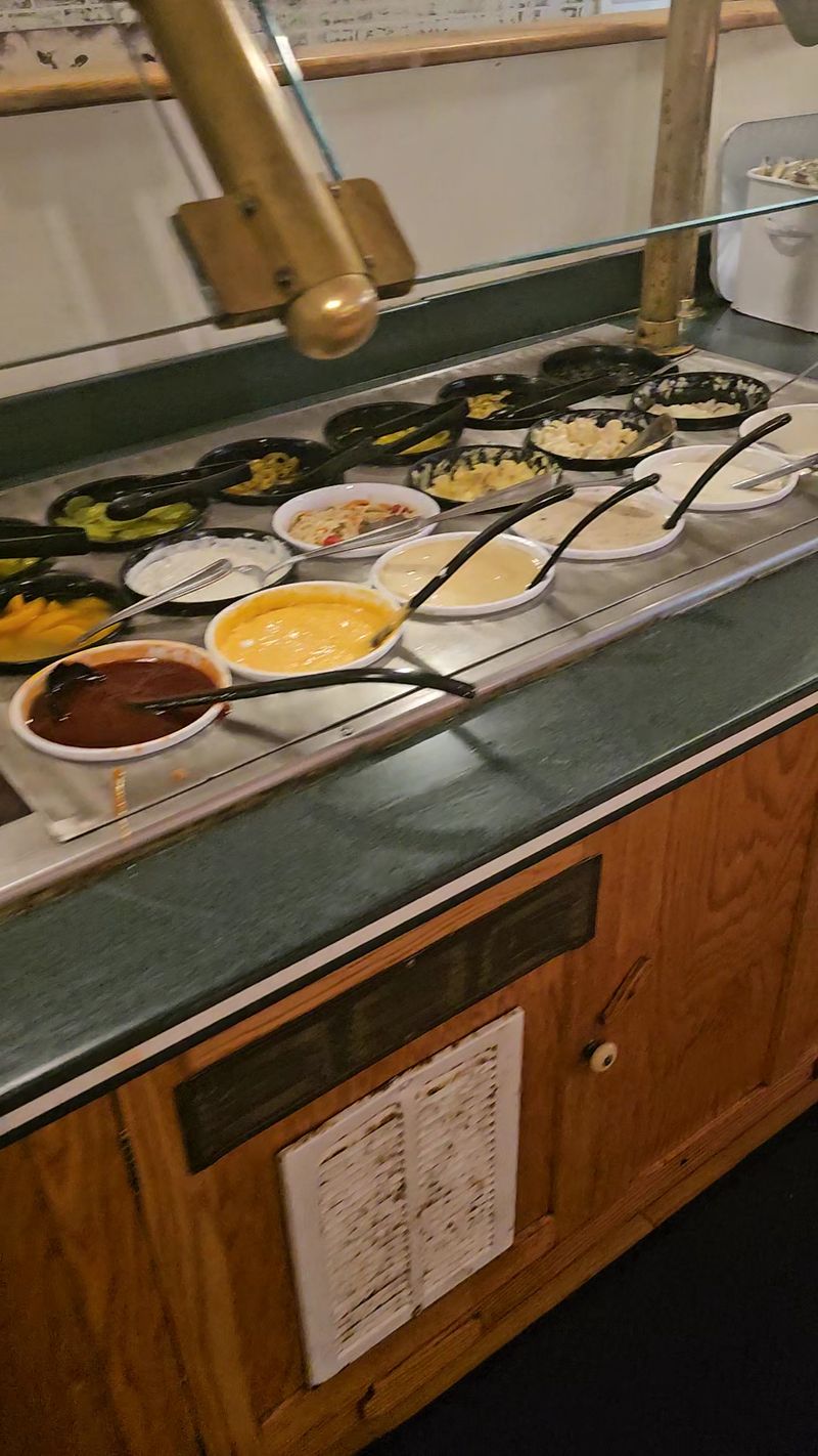 This Kentucky Amish-Style All-You-Can-Eat Buffet Is Worth The Long Drive - Decor Hint Sides That Refuse To Be Ignored