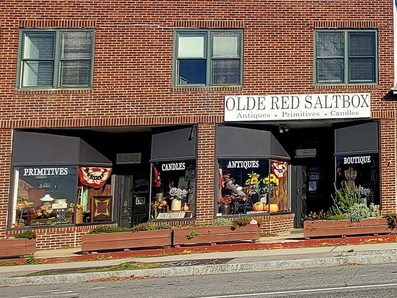 Olde Red Saltbox, Niantic