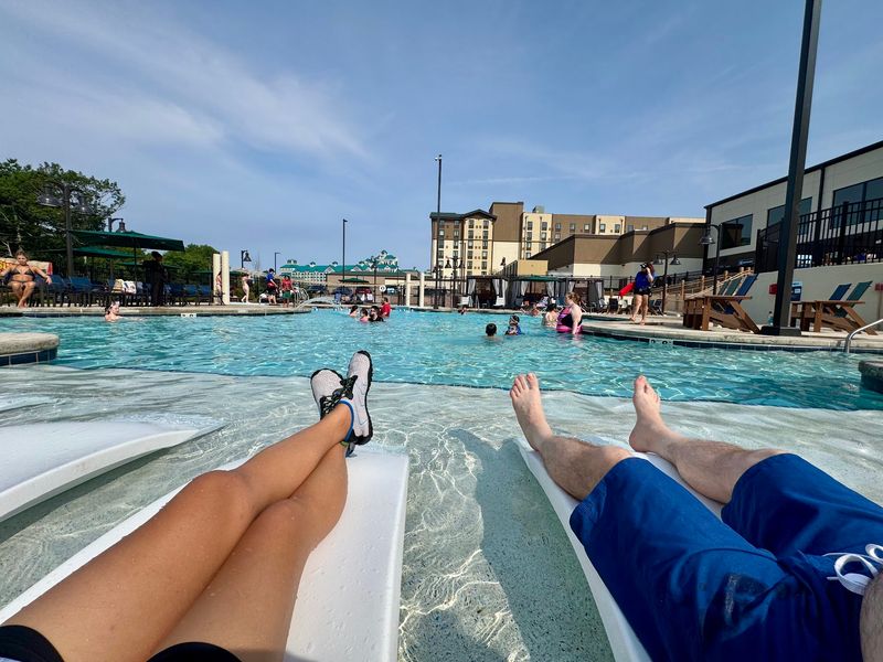 Connecticut's Largest Hotel Waterpark Has Thrilling Slides, A Lazy River, And A Huge Wave Pool - Decor Hint Day Passes Work Even Without A Hotel Stay