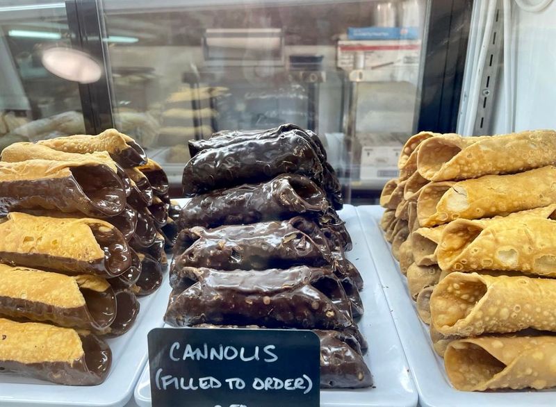 This Connecticut Market Is Known For Homemade Sandwiches That Keep People Coming Back - Decor Hint Cannoli Get Filled Fresh To Order