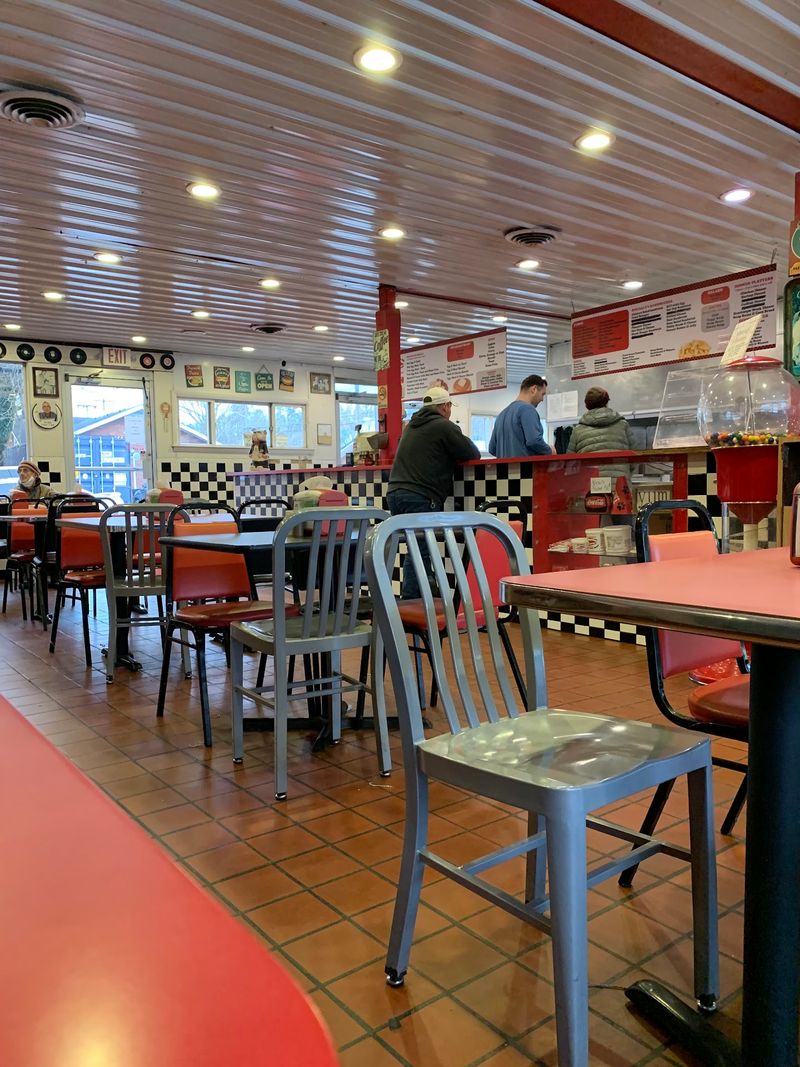 Dee's Drive Inn Foods, Louisa