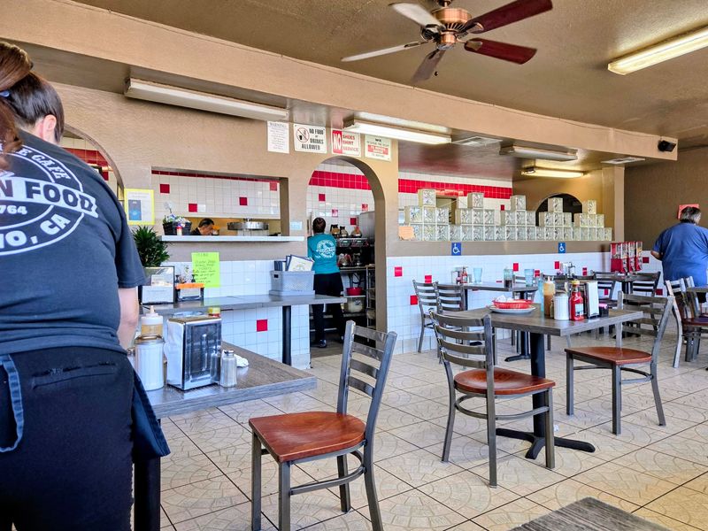 10 Hole-In-The-Wall California Breakfast Joints That Are Cash-Only But People Still Line Up - Decor Hint Country Fare Cafe, Fresno
