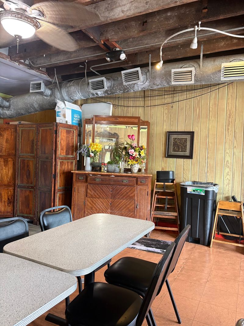 10 Georgia Hole-In-The-Wall Restaurants Locals Say Are Better Than Upscale Places - Decor Hint Sisters Of The New South, Savannah
