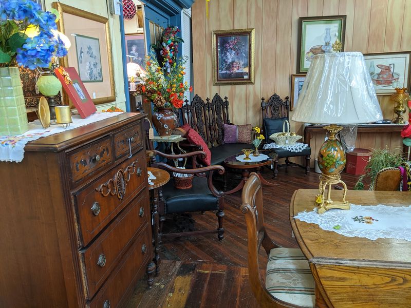 Almost Nobody Outside Kentucky Knows About This Secret Antique Village - Decor Hint Why This Place Sticks With You Long After You Leave