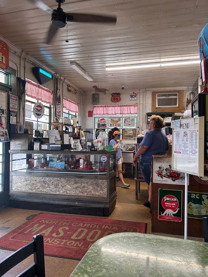 This North Carolina Restaurant Looks Almost Abandoned From The Outside But Is Always Busy Inside - Decor Hint Hot Dogs Come Loaded With Chili, Slaw, Onions, And Plenty Of Personality