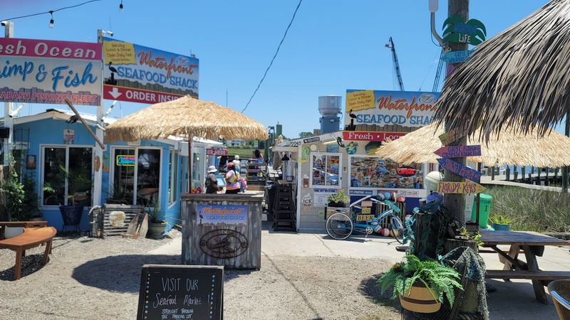 You Haven't Lived Until You've Tried The Seafood In This Charming North Carolina Town - Decor Hint Try Fresh Local Favorites At Waterfront Seafood Shack