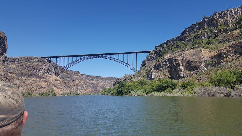Paddle 2 Miles Through An Idaho Canyon To Reach Two 100-Foot Rock Pillars In The River - Decor Hint You Can Pass Directly Beneath The Perrine Bridge On The Way