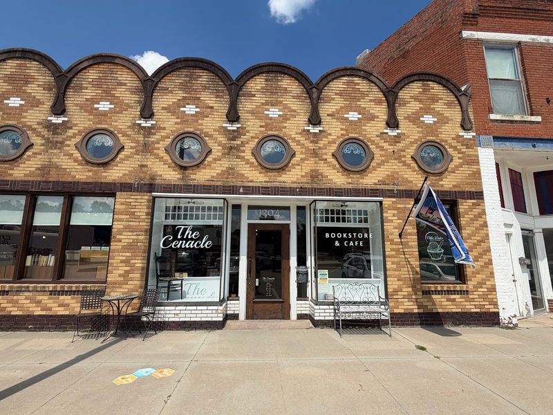 8 Cozy Bookstore Cafés In Nebraska Made For Lingering - Decor Hint The Cenacle Bookstore And Cafe, Auburn