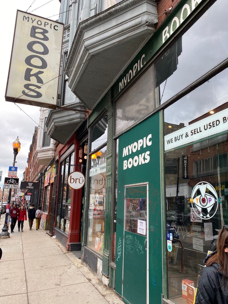 This Enormous Bookstore In Illinois Is Worth Spending Hours Exploring - Decor Hint A Chicago Landmark With Over 30 Years Of History