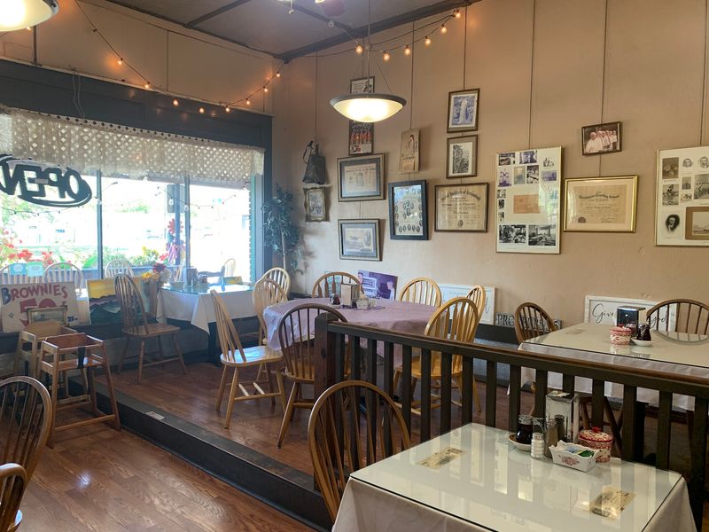 This Historic Tennessee Home Is Now A Charming Bakery - Decor Hint The Atmosphere Is Pure Charm