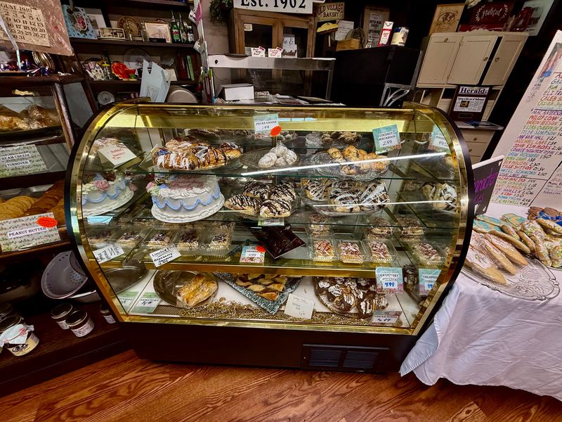 This Historic Tennessee Home Is Now A Charming Bakery - Decor Hint Cakes That Steal The Show