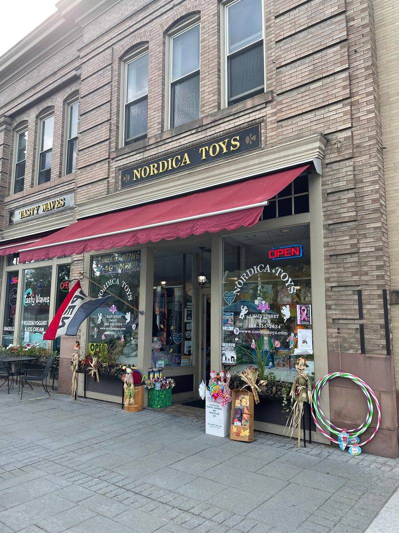 Locals Say This Connecticut Lake Town Has Lost Some Of The Peace It Was Known For - Decor Hint Downtown Offers A Quieter Change Of Pace