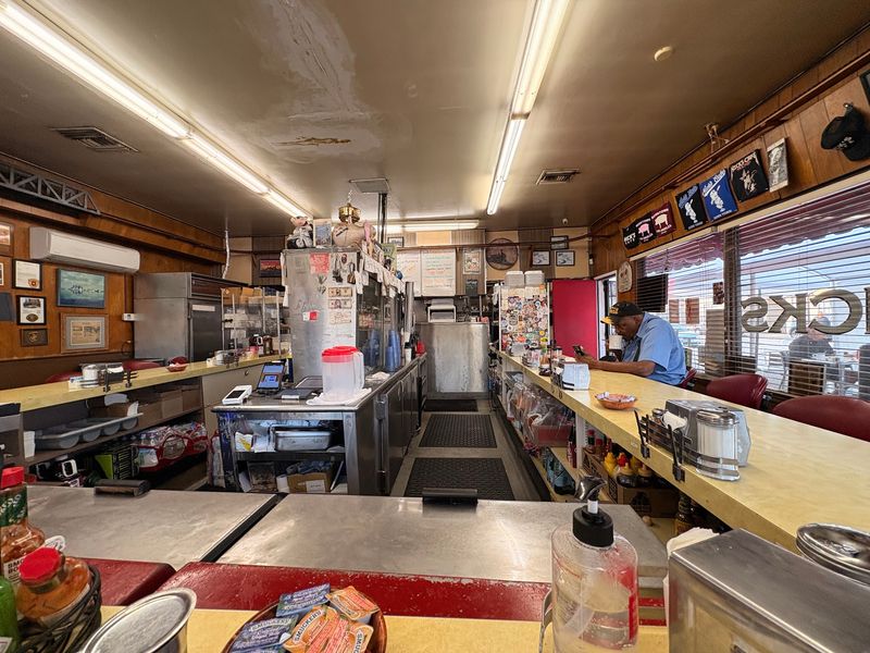 10 Hole-In-The-Wall California Breakfast Joints That Are Cash-Only But People Still Line Up - Decor Hint Nick's Cafe, Los Angeles