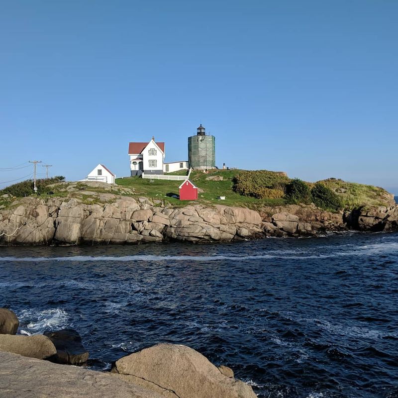 9 Budget-Friendly Road Trip Destinations In Maine That Will Surprise Your Wallet - Decor Hint Nubble Light And Sohier Park