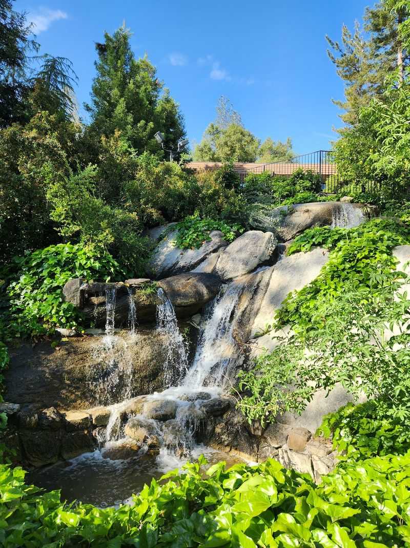 12 Surprisingly Affordable Small California Towns To Visit Before Summer Ends - Decor Hint Oakhurst, Yosemite's Southern Doorstep At Lower Rates