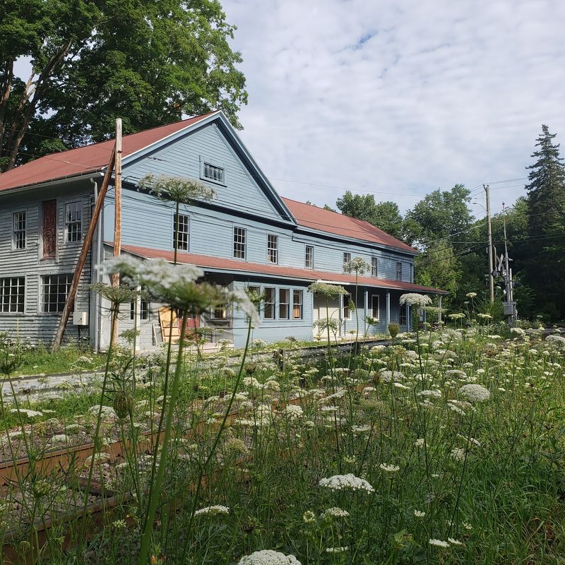 This Quiet Connecticut River Town Is So Easy To Miss Even Most Locals Haven’t Heard Of It - Decor Hint Galleries And Local Makers Behind Quiet Storefronts