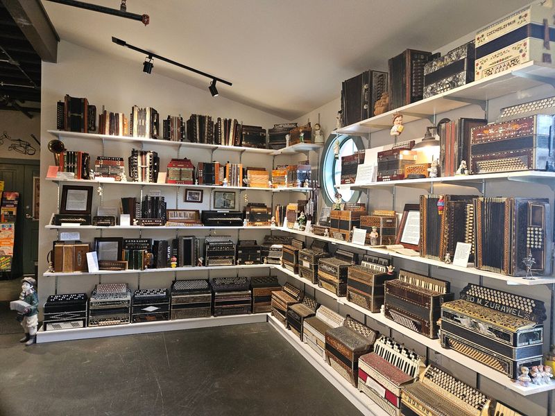 Most People Have No Idea This Charming Accordion Museum Exists In Connecticut - Decor Hint Thousands Of Accordions From Around The World