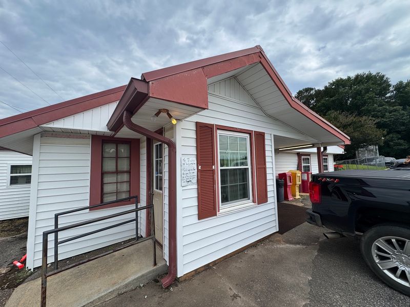 10 Georgia Hole-In-The-Wall Restaurants Locals Say Are Better Than Upscale Places - Decor Hint Zeb's Bar-B-Q, Danielsville