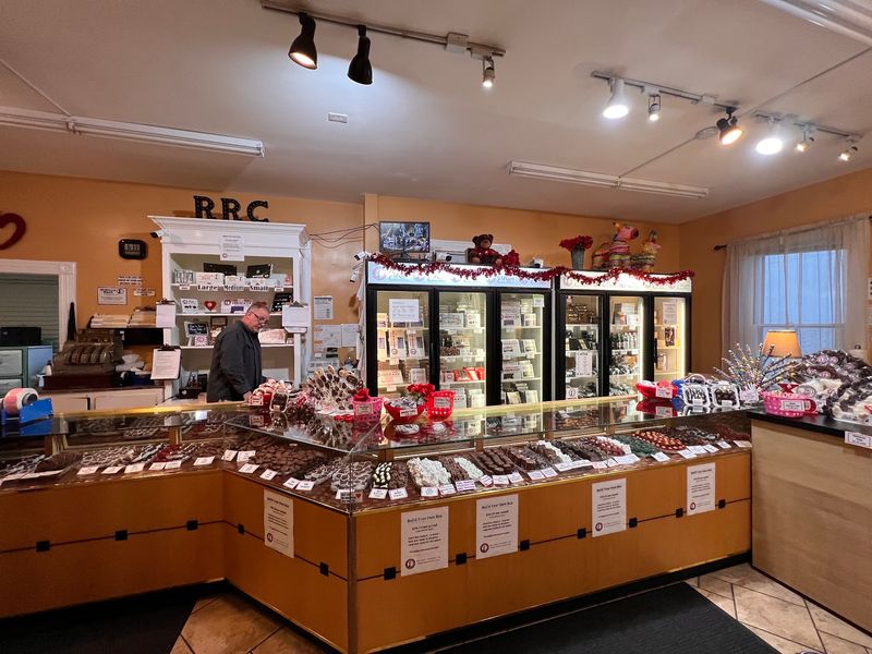 10 Old-Fashioned Candy Shops In Kentucky That Feel Like Willy Wonka's Factory - Decor Hint Rebecca Ruth Candy Tours & Museum