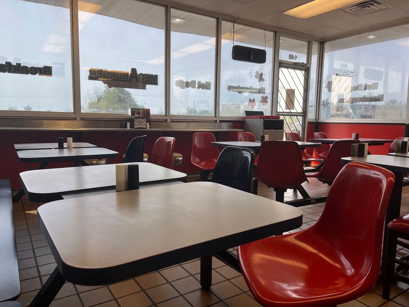 10 Georgia Hole-In-The-Wall Restaurants Locals Say Are Better Than Upscale Places - Decor Hint Nu-Way Weiners, Macon