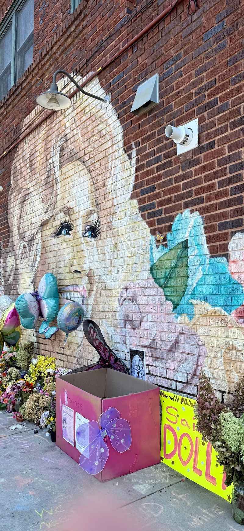 Say Goodbye To Beloved Music Legend Dolly Parton At This Colorful North Carolina Mural - Decor Hint Leave With One More Reminder Of How Deeply Her Legacy Reached