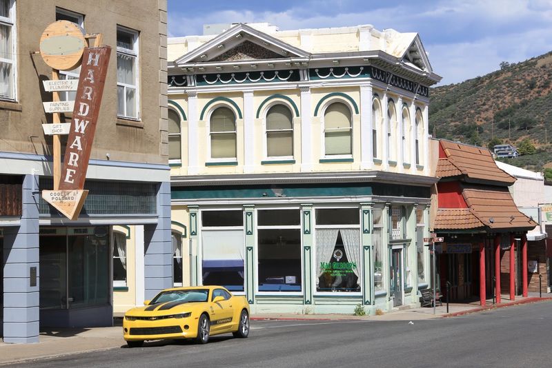 12 Surprisingly Affordable Small California Towns To Visit Before Summer Ends - Decor Hint Yreka, Gold Rush Streets Near Mount Shasta
