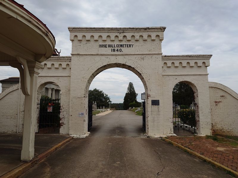 9 Eerie Cemeteries In Georgia That Locals Swear Are Too Spooky To Visit Alone - Decor Hint Rose Hill Cemetery, Macon