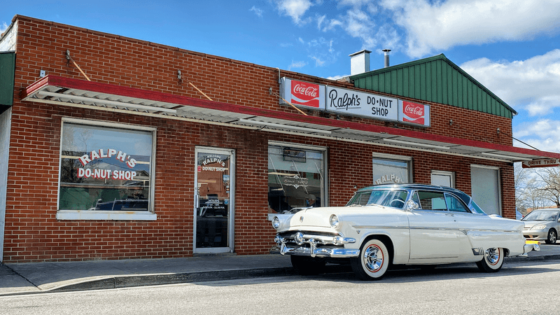 One Bite Explains Why This Tennessee Donut Shop Has Been Around Since 1962 - Decor Hint Born In A Bus Stop