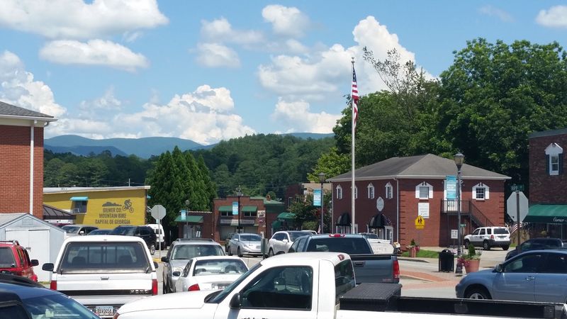 This Charming Georgia Mountain Town Is A Hiking Paradise For Outdoor Lovers - Decor Hint Charming Streets Of Downtown