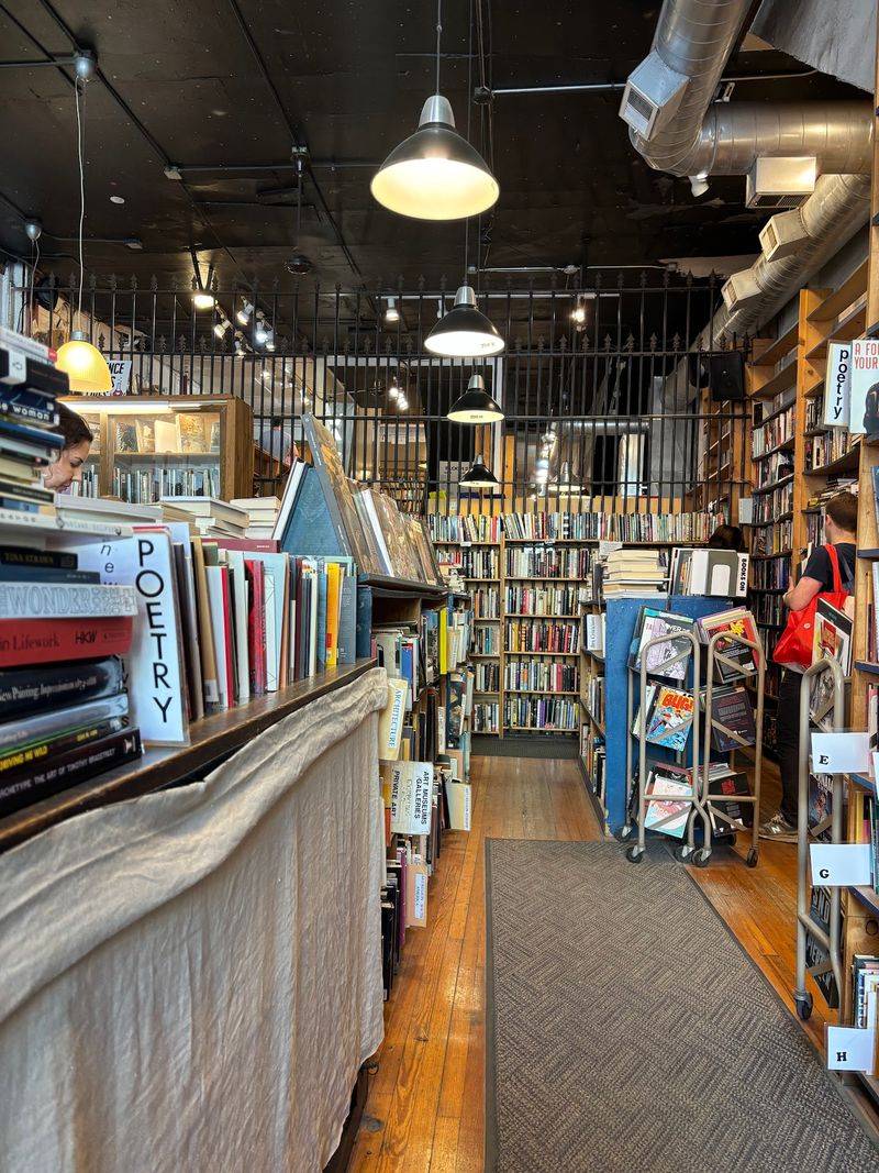 This Enormous Bookstore In Illinois Is Worth Spending Hours Exploring - Decor Hint The Scent And Atmosphere That Hooks You Instantly