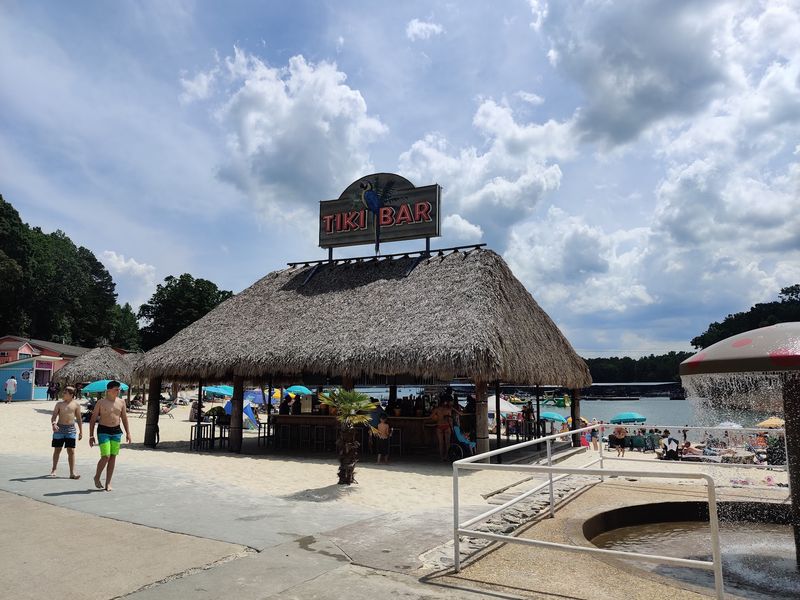 This Hidden Tropical Escape In Georgia Will Make You Feel Like You're In The Caribbean - Decor Hint Island-Inspired Food That Hits The Spot