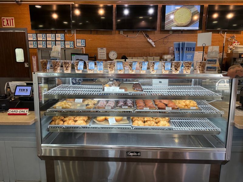This Tiny Bakery In Hawaii Is Famous For Its World-Known Cream Pies - Decor Hint Pastries, Breads, And Sweet Surprises