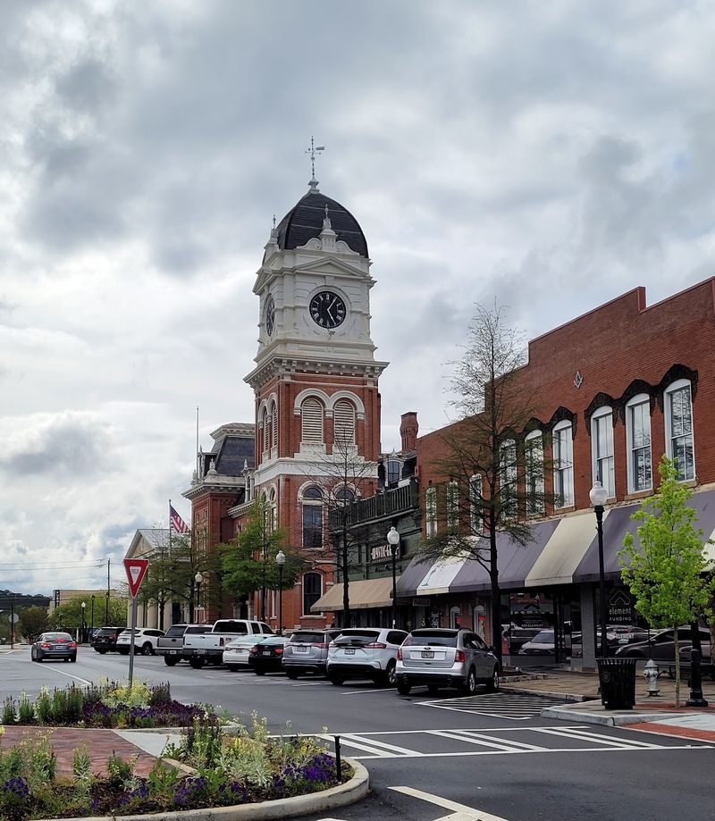 This Storybook Georgia Town Feels Like The Setting Of A Hallmark Movie - Decor Hint Shops Where You Actually Find Something