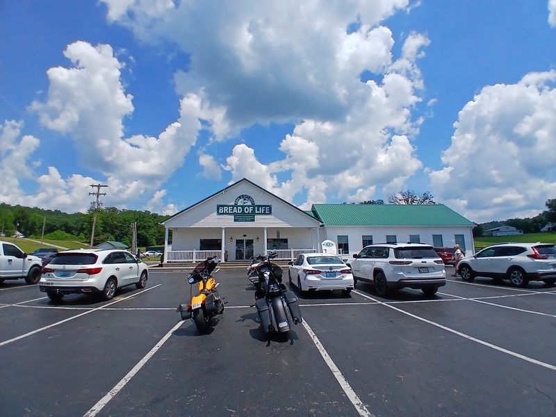 This Kentucky Amish-Style All-You-Can-Eat Buffet Is Worth The Long Drive - Decor Hint Hours, Timing, And The Art Of Showing Up Right