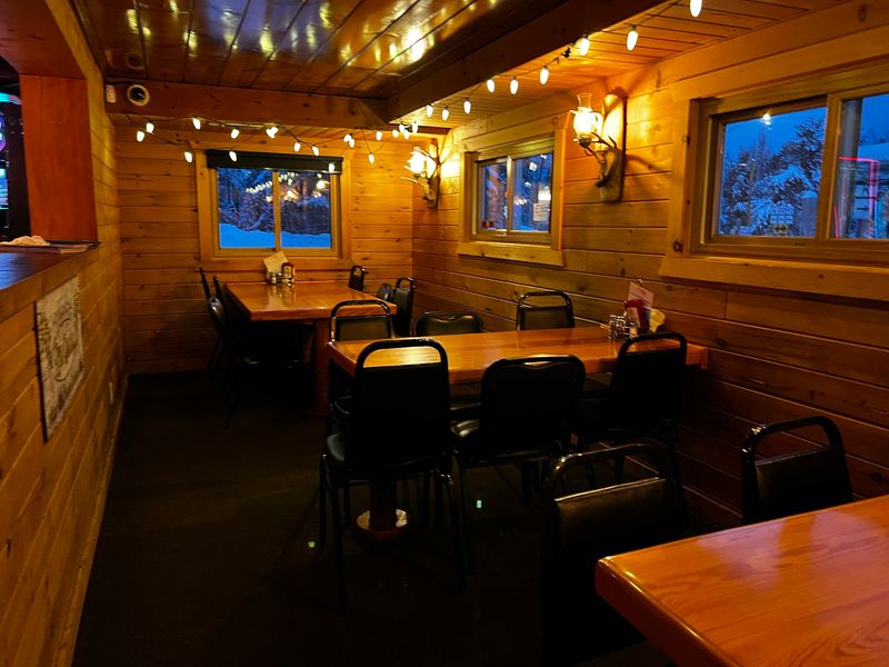 This Hidden Northern Wisconsin Pizzeria Is So Good Folks Drive Three Hours Just For A Slice - Decor Hint Planning Your Visit Without The Long Wait