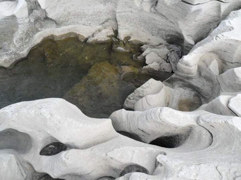 Paddle 2 Miles Through An Idaho Canyon To Reach Two 100-Foot Rock Pillars In The River - Decor Hint Step Out And Explore The Rocky Pools When Water Levels Allow