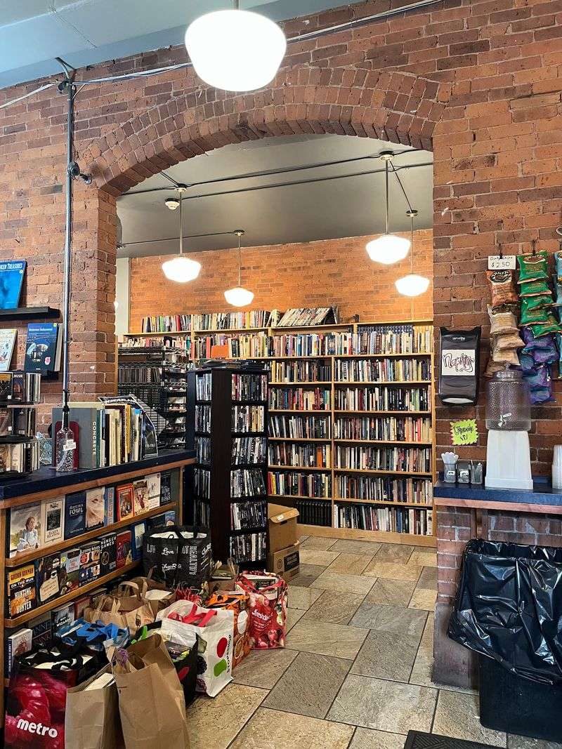 8 Connecticut Bookstore Cafés Where It’s Easy To Lose Track Of Time - Decor Hint Book Trader Cafe, New Haven