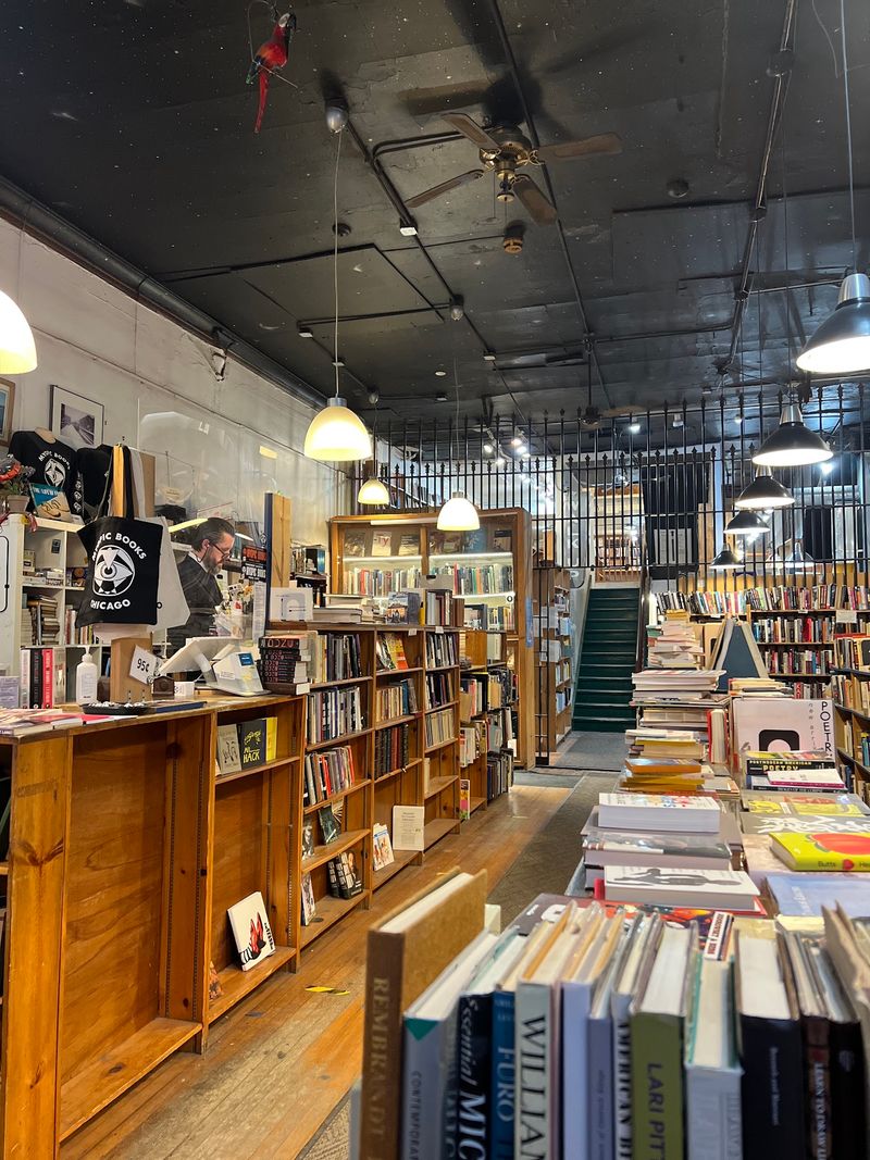 This Enormous Bookstore In Illinois Is Worth Spending Hours Exploring - Decor Hint The No-Phone Policy That Actually Makes Things Better