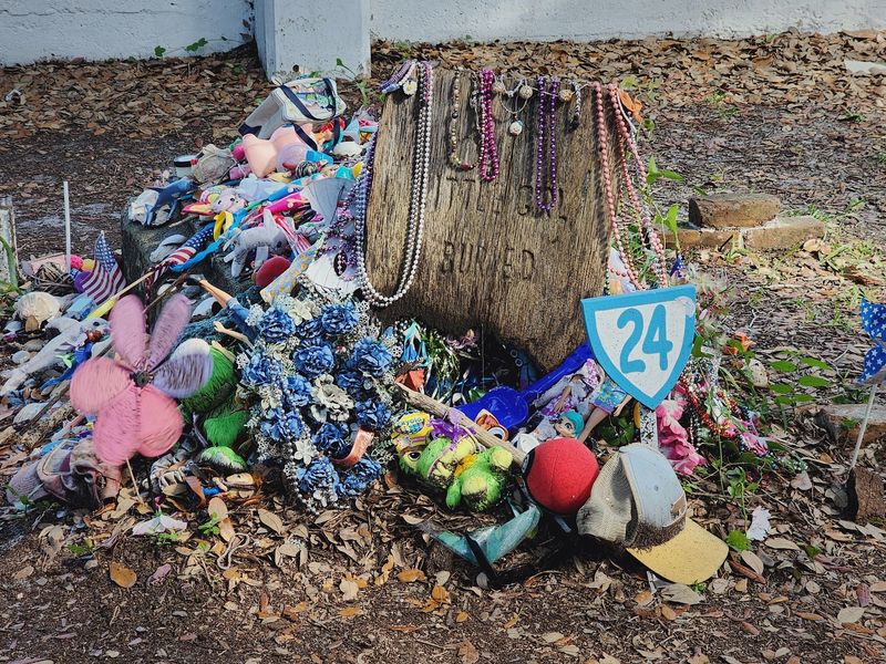 This 300-Year-Old North Carolina Cemetery Is Filled With Graves And Legends You Would Never Expect - Decor Hint Find The Grave Linked To Beaufort's Famous Girl In A Rum Barrel Legend