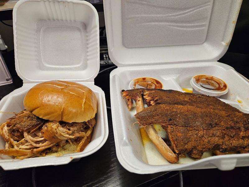 Smokin' Hawgs BBQ, Salem