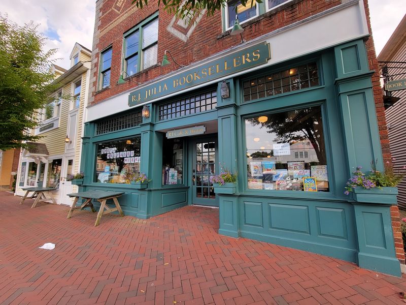 R.J. Julia Booksellers, Madison