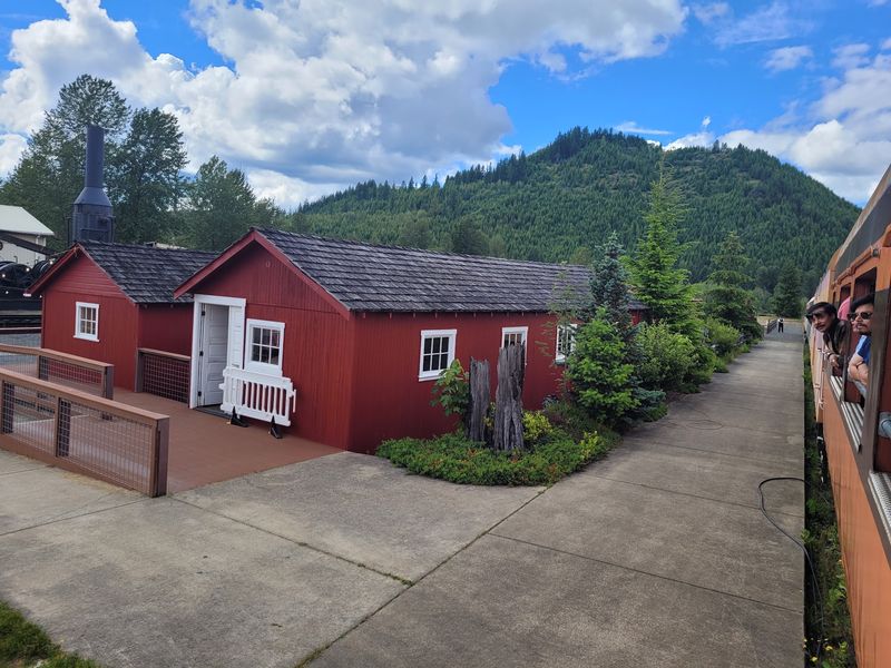 Take An Unforgettable Open-Air Train Ride Through Washington - Decor Hint Mineral Stop And Logging Museum