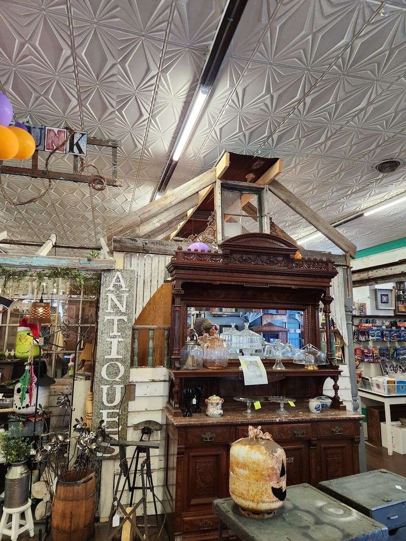 Charlotte's Web Antique Mall, Salem