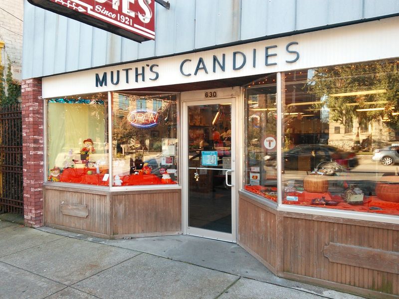 10 Old-Fashioned Candy Shops In Kentucky That Feel Like Willy Wonka's Factory - Decor Hint Muth's Candies