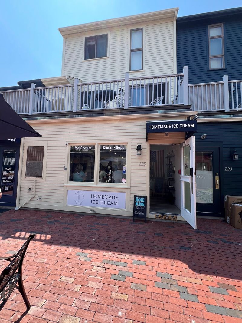 Seaside Scoops, Newport
