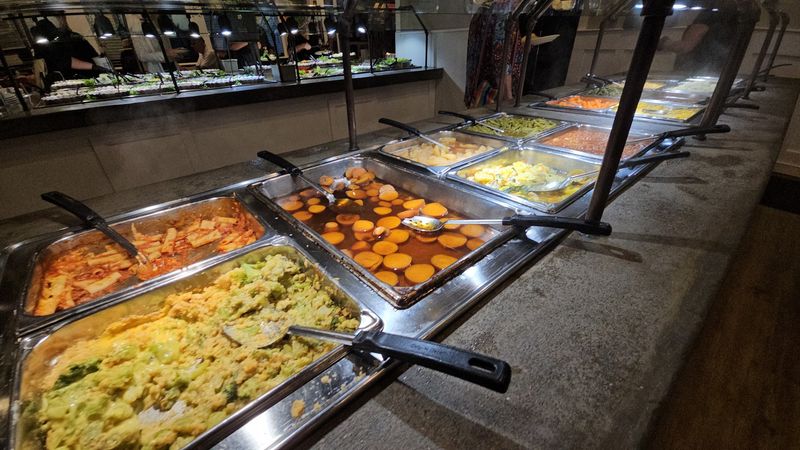 This All-You-Can-Eat Florida Buffet Is A Must-Visit For Hungry Diners - Decor Hint Southern Comfort On Every Tray