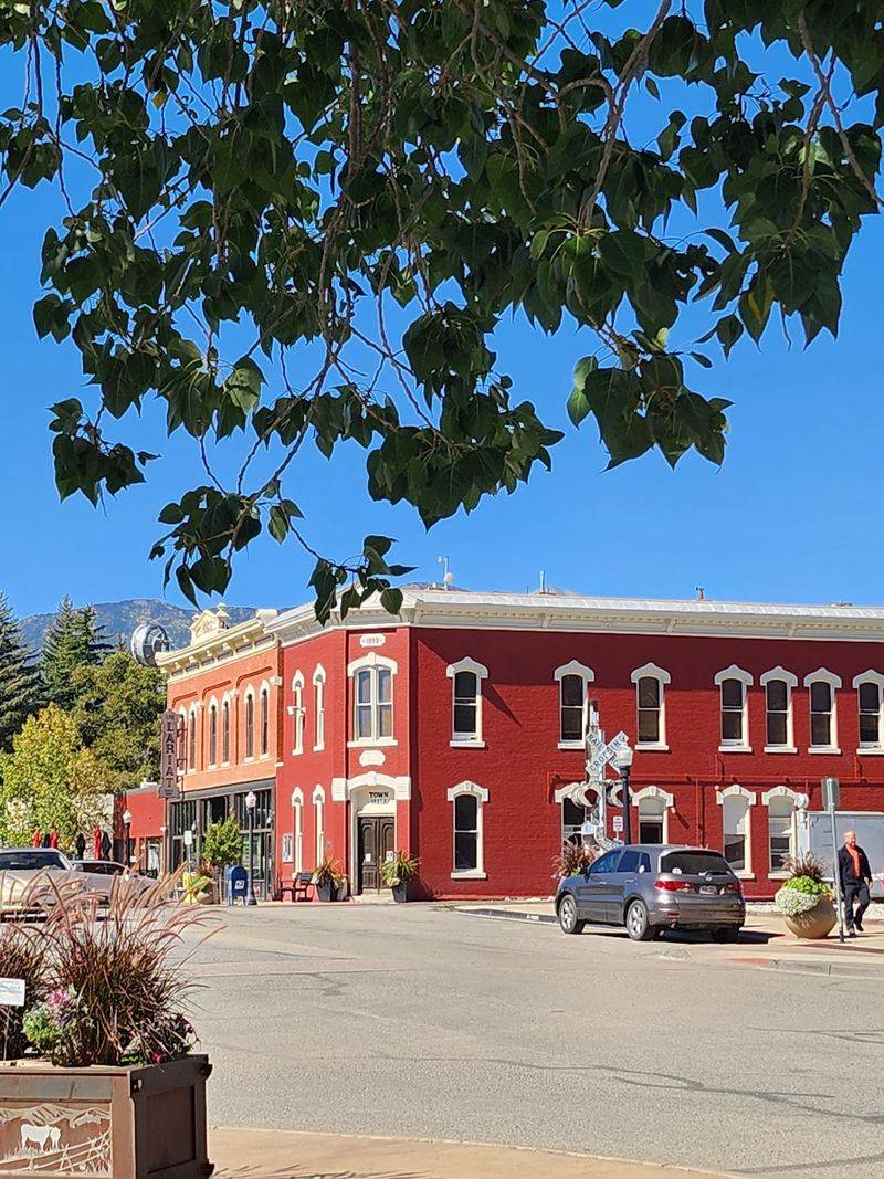 10 Scenic Mountain Towns In Colorado That Are Perfect For Wallet-Friendly Escapes - Decor Hint Buena Vista