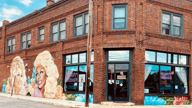 Say Goodbye To Beloved Music Legend Dolly Parton At This Colorful North Carolina Mural - Decor Hint Stop By The Mural That Has Become A Place For Fans To Say Goodbye
